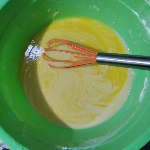 Tuang margarin cair dan vanili. Aduk rata lalu saring.