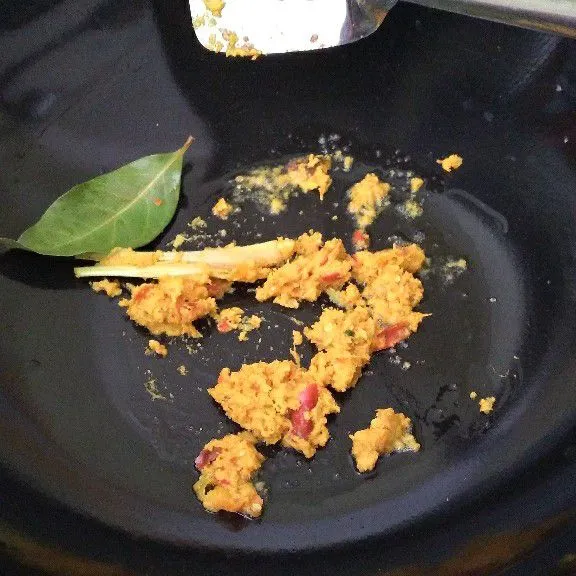 Tumis bumbu halus, daun salam, sereh sampai wangi
