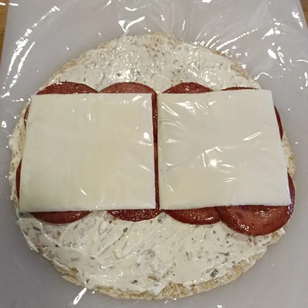 Tambahkan 2 lembar cheese slice