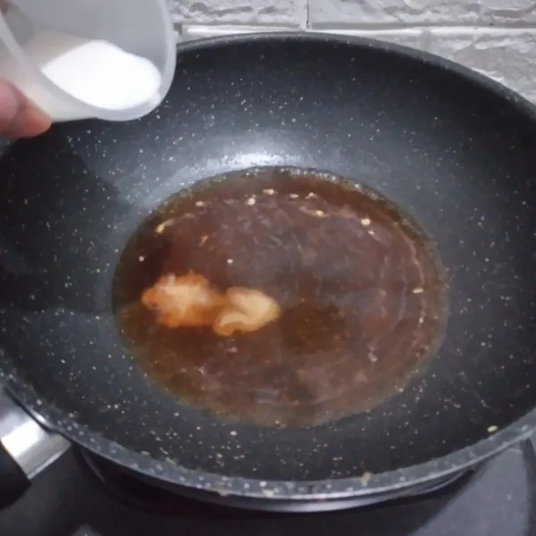 Campur saus tiram, kecap asin, kaldu jamur, air dan gula terlebih dahulu, aduk hingga tercampur, tuang ke dalam wajan, tambahkan larutan tepung maizena, masak hingga saus mengental.