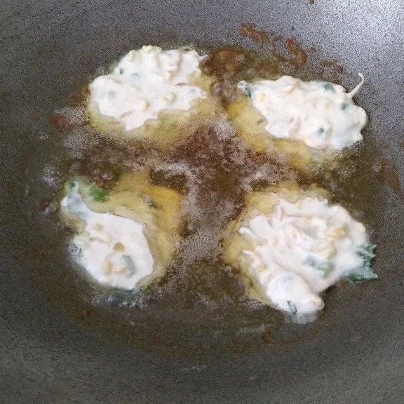 Panaskan minyak goreng. Ambil 1 sendok sayur adonan dan goreng sampai semua sisi matang. Angkat, tiriskan dan hidangkan.