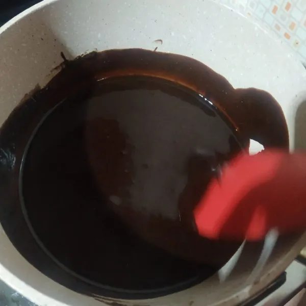 Setelah semua larut dan tercampur rata, angkat. Glaze coklat siap digunakan untuk toping aneka makanan.