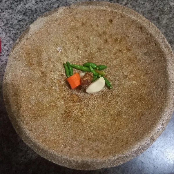 Kupas bawang putih, kunyit dan cabe rawit.