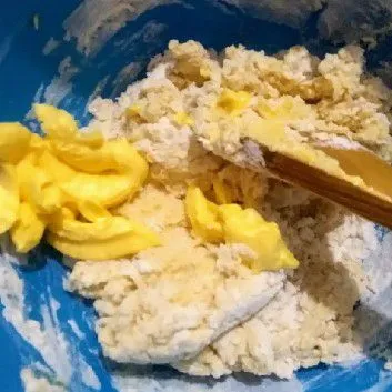 Adon hingga setengah kalis, masukkan margarin dan garam, aduk kembali hingga adonan kalis