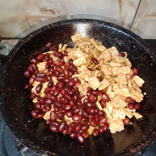 Masukan kacang dan tempe.