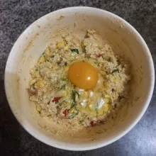 Masukkan telur ayam, aduk rata.