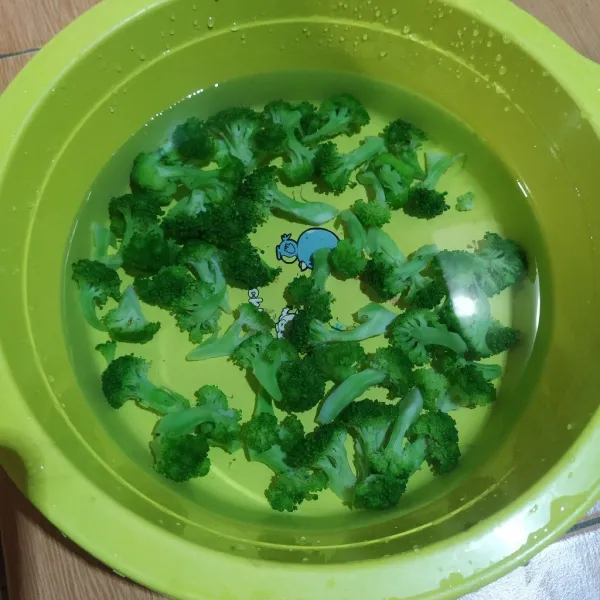Potong brokoli per kuntum lalu rendam dalam air yang diberi garam. Diamkan 15 menit lalu cuci dan tiriskan.