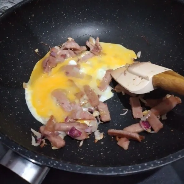 Masukkan kocokan telur, tumis sambil diorak-arik hingga telur matang.