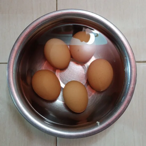 Rendam telur yang sudah di rebus, agar lebih mudah mengupasnya.