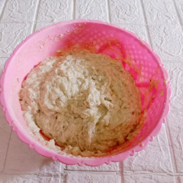 Aduk adonan sampai merata sambil diberi air kelapa sedikit demi sedikit.