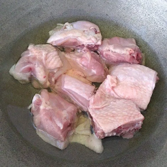 Goreng ayam sampai setengah matang