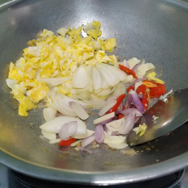 Masukkan bumbu iris lalu aduk. Masak hingga layu dan harum.