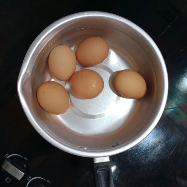Rebus telur hingga matang, 7-8 menit.