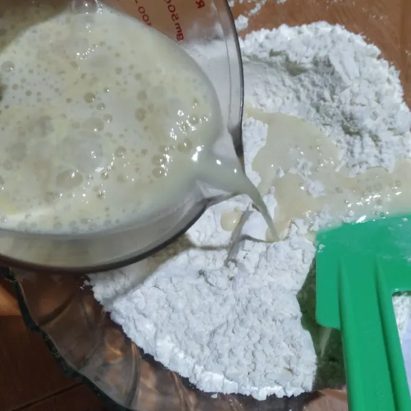 Campur rata terigu, vanili, dan garam lalu tuang larutan ragi, aduk rata.