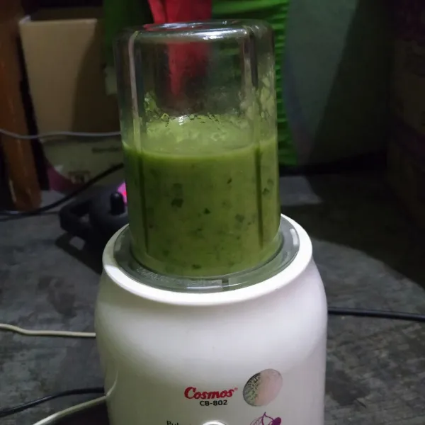 Masukkan bawang merah, bawang putih, cabe rawit, cabe hijau besar, tomat hijaun dan 2 sdm minyak goreng ke dalam blender lalu haluskan.