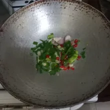 Tumis hingga layu irisan bawang merah, bawang putih, bawang daun dan cabe merah keriting.