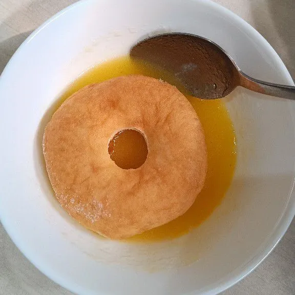 Masukkan donat, balur secara merata dan biarkan mengeras.
