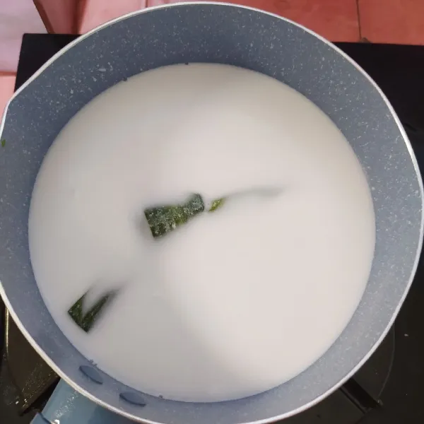 Rebus bersama susu bubuk, daun pandan dan garam sambil diaduk-aduk supaya santan tidak pecah.