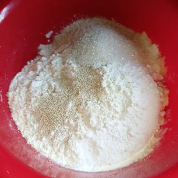 Kemudian tambahkan tepung terigu, gula pasir, ragi instan, dan baking powder.
