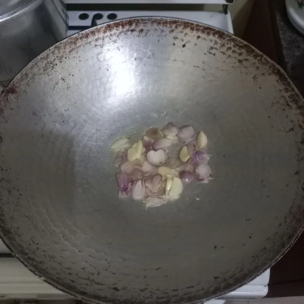 Tumis irisan bawang merah dan bawang putih hingga harum.