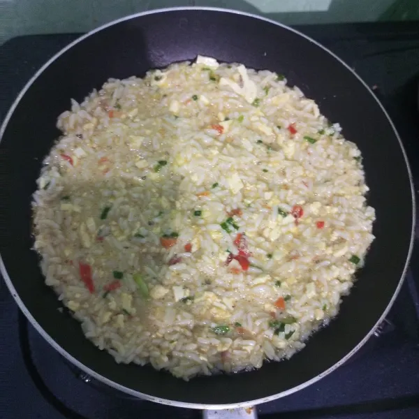 Panaskan minyak, cetak adonan omlet hingga merata keseluruh teflon.