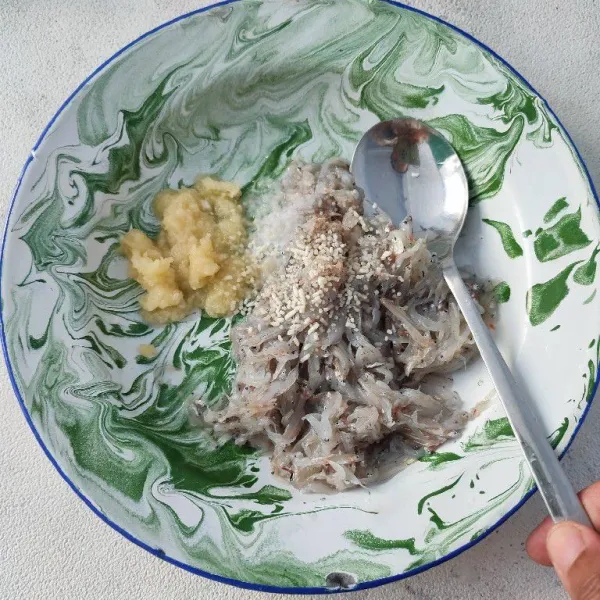 Siapkan ikan teri nasi, bumbui dengan bawang putih yang sudah dihaluskan, garam, merica bubuk dan kaldu jamur, aduk hingga tercampur rata.