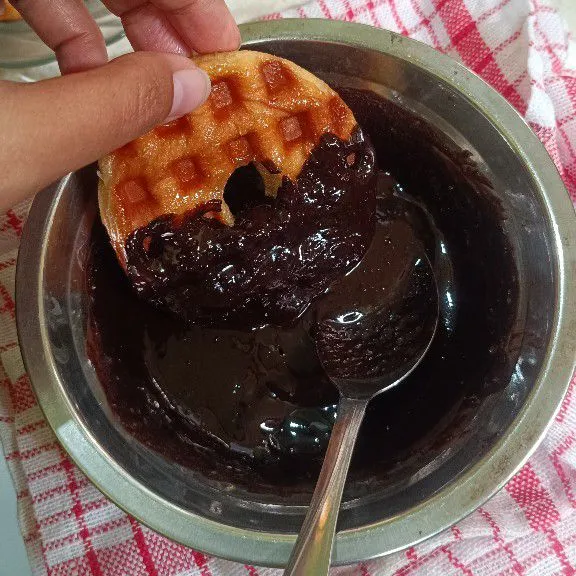 Celupkan setengah bagian donat waffle.