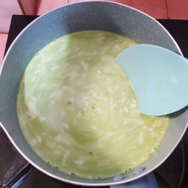 Tuang santan instan.
Nyalakan api, masak sambil terus diaduk-aduk sampai mengental.