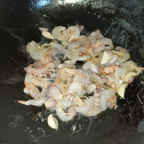 Masukkan udang dan aduk-aduk sampai berubah warna.