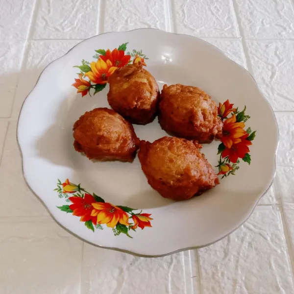 Angkat dan tiriskan kemudian sajikan di piring saji.