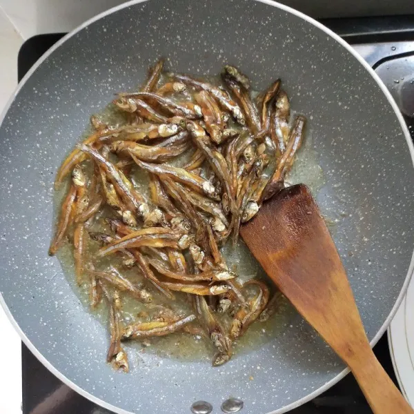 Kemudian goreng juga ikan asin teri tawar hingga kering, lalu angkat dan tiriskan.