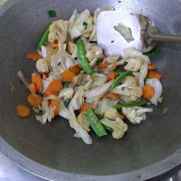 Aduk sampai tercampur. Diamkan selama 3 menit agar bumbu meresap. Angkat dan hidangkan.