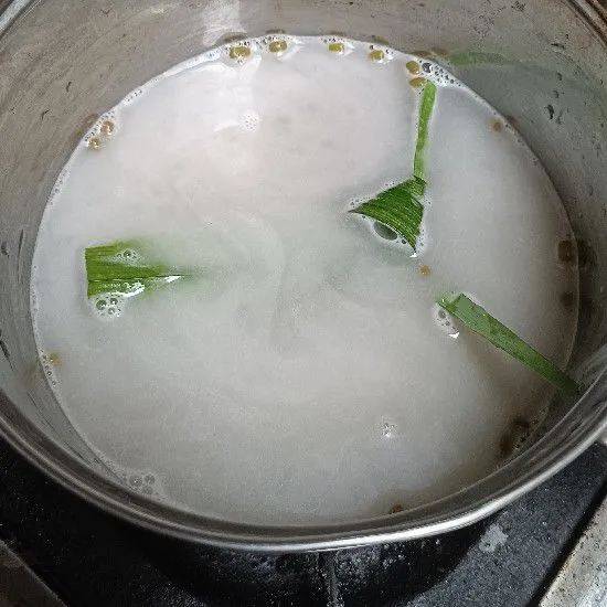 Masukkan satu sachet santan instan.