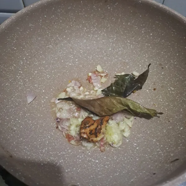 Tumis bawang merah dan putih sampai harum masukan daun salam dan lengkuas.
