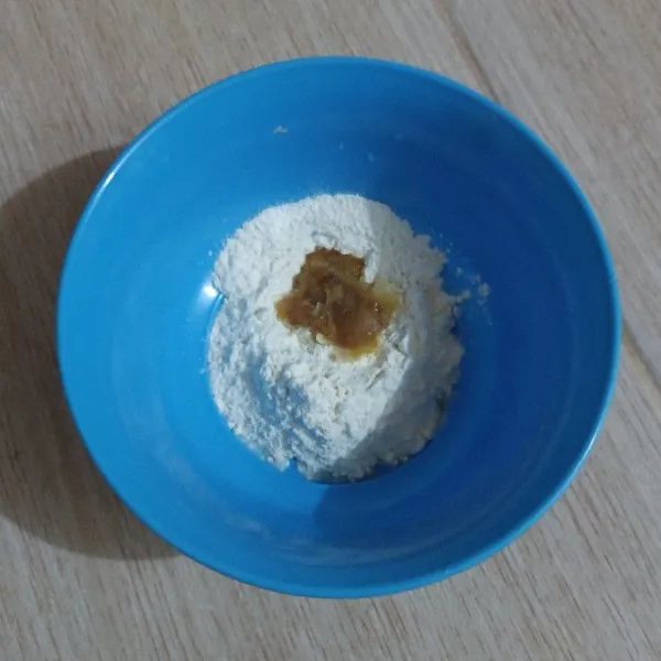 Campur tepung serbaguna dan tepung bumbu serta bawang putih, bawang merah, dan kunyit yang sudah dihaluskan.