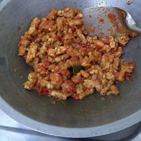 Aduk merata dan diamkan sebentar sampai bumbu meresap. Angkat dan hidangkan.
