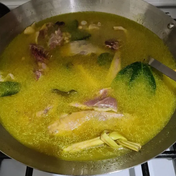 Aduk semua bumbu ungkep hingga tercampur rata.