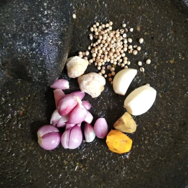 Haluskan bawang merah, bawang putih, kemiri, kunyit, jahe dan ketumbar.