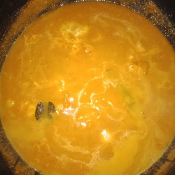 Lalu tambahkan telur, masak menggunakan api sedang agar telur tidak pecah.