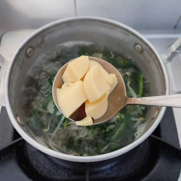 Masukkan potongan tofu telur dan tomat lalu masak hingga bumbu meresap dan sajikan.