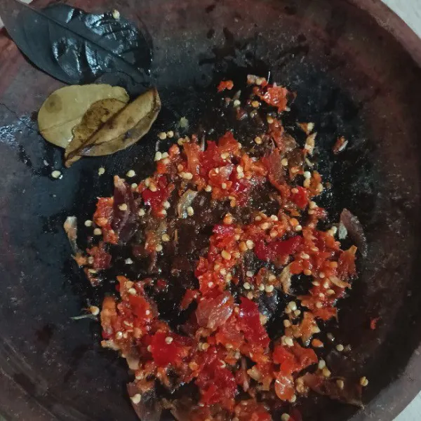 Haluskan dengan menggunakan ulekan.
