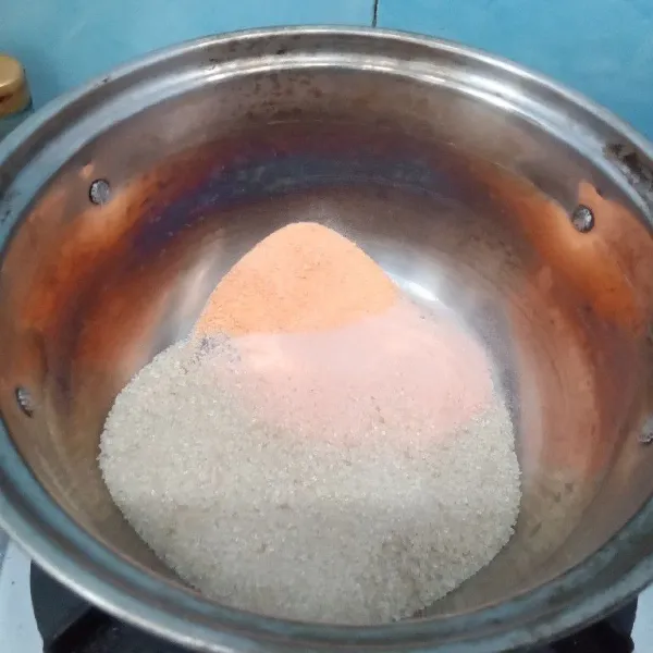 Siapkan semua bahan, siapkan panci dan masukkan bahan puding jeruk maroko.