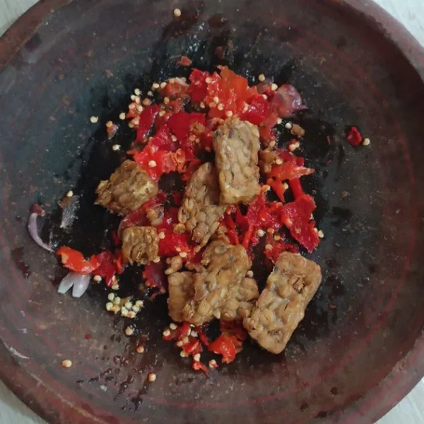 Masukkan tempe semanggit yang telah digoreng garing.