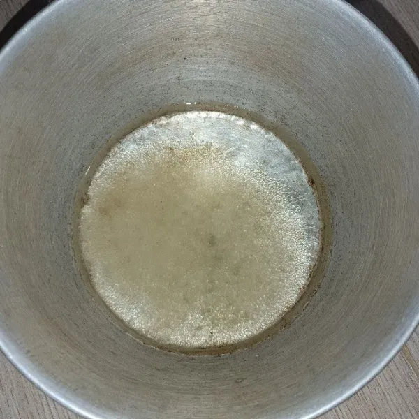 Rebus gula pasir dan air hingga gulanya larut dengan air.