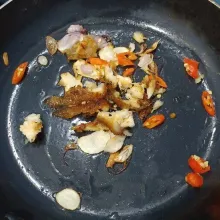 Masukkan ikan asin yang sudah disuwir tipis.