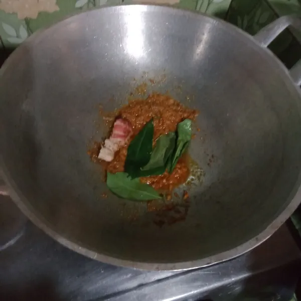 Tumis bumbu halus hingga harum, masukkan daun salam, daun jeruk, lengkuas, dan serai lalu tumis kembali.