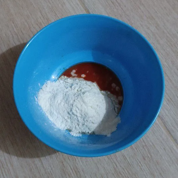 Masukkan sambal dalam sebuah mangkuk dan tambahkan tepung terigu protein tinggi.