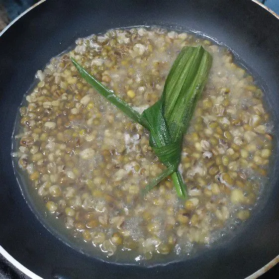 Rebus kacang hijau dengan daun pandan hingga empuk.
