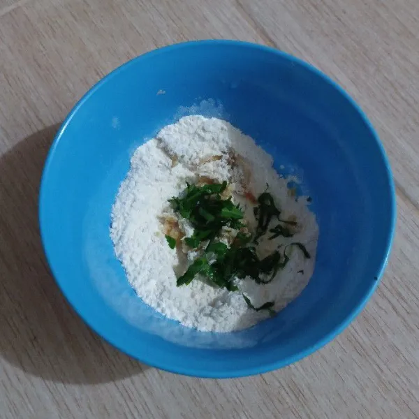Iris seledri tipis dan masukkan juga dalam mangkuk.
