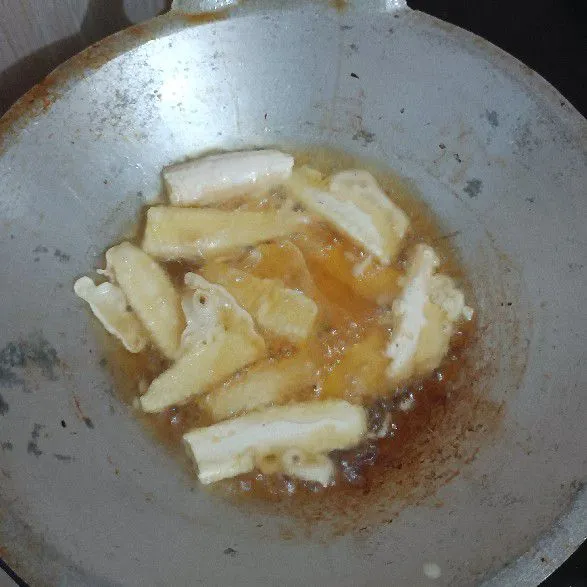 Goreng dalam wajan isi minyak panas hingga luarnya kriuk dan garing.